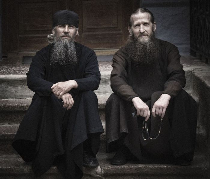 На фото: слева направо – послушник Александр Потапов и монах Власий Потапов