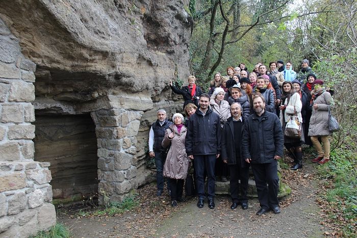 Паломничество к древним скитам православных монахов в Тихани. 2014