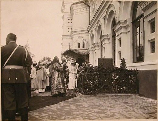 Император Николай II, императрица Александра Федоровна, великие княжны, священнослужители в Киево-Печерской Лавре у могилы Искры и Кочубея 12 сентября 1911 г.