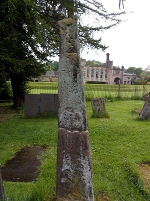 Один из саксонских крестов на кладбище при церкви Животворящего Креста в Иламе, Стаффордшир (фото любезно предоставила С. Фогель)