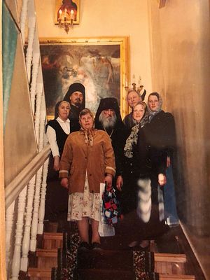 Та самая фотография на парадной лестнице. Архимандрит Нафанаил, отец Тихон и Валерий Антонинович с семейством