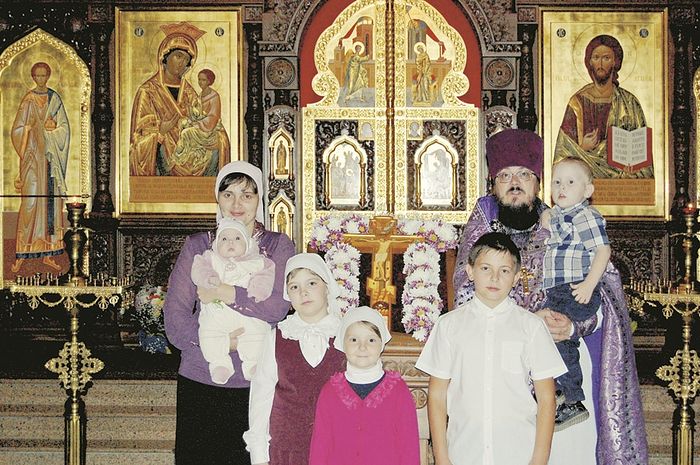 Протоиерей Виталий с семьей