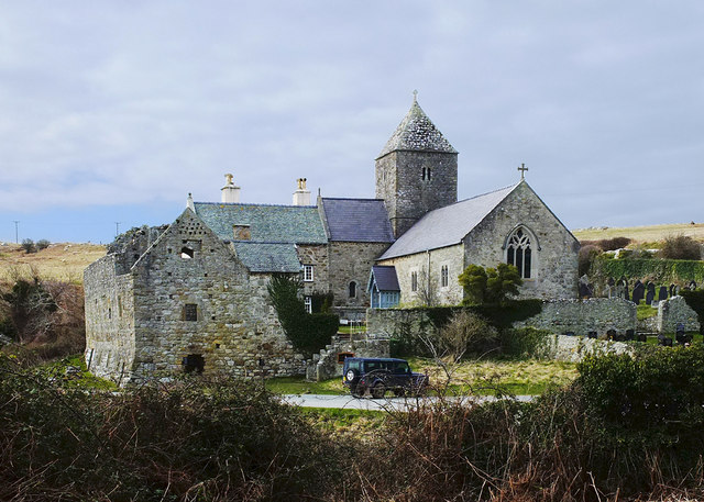 Церковь-приорат Св. Сейриола и руины монастыря в Пенмоне, Англси (источник – Gary Rogers, Geograph.org.uk)