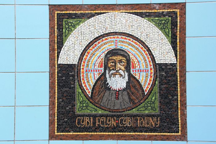 Мозаика с изображением св. Киби при входе на мост в Холихеде, Англси (любезно предоставил Chris Medley)
