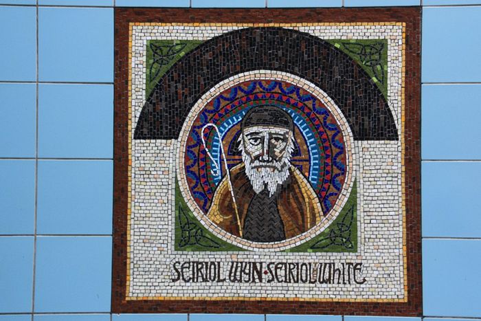 Мозаика с изображением св. Сейриола при входе на мост в Холихеде, Англси (любезно предоставил – Chris Medley)