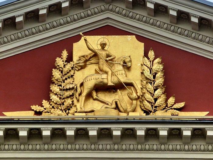 Герб на здании мэрии Москвы