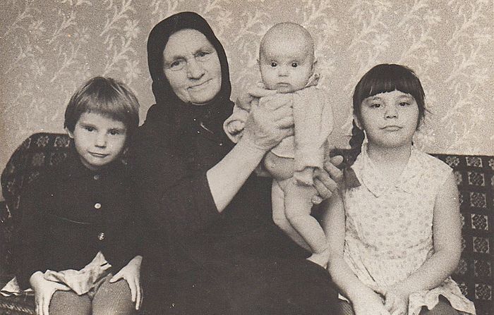 Бабушка Настя с внучками от сына Василия: Наташей, Светой, Леной
