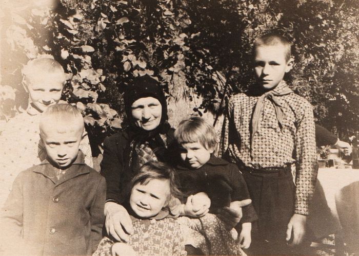 Бабушка Настя с внуками: Ваней, Володей, Ларисой, Леной, Валерой