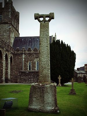 Высокий крест рядом с Килдэрским собором (источник – Commons.wikimedia.org)