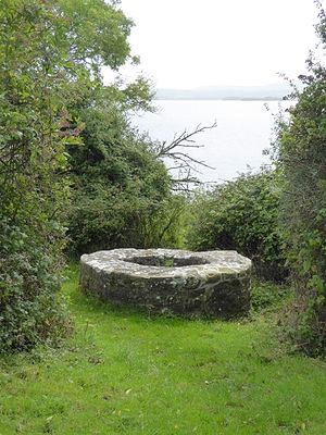 Источник на Святом острове (Иниш Калтра) озера Лох-Дерг (источник – Oliver Dixon, Geograph.ie)