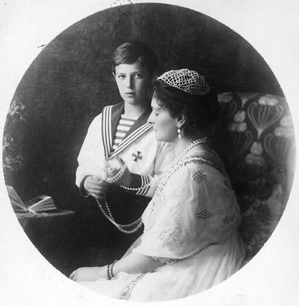 Алексей с матерью, императрицей Александрой Федоровной