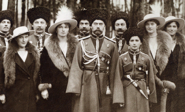Николай Второй с детьми и казаками Императорского конвоя в Могилеве. 1916 год