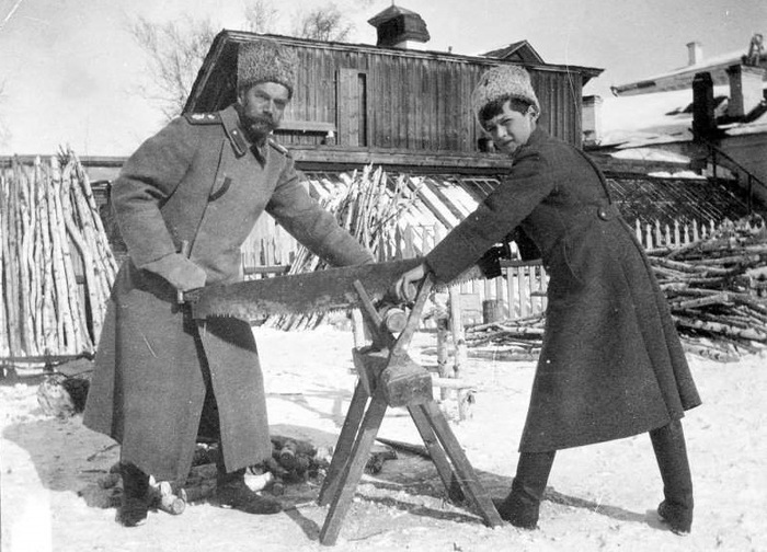 Цесаревич Алексей и Николай II в Тобольске