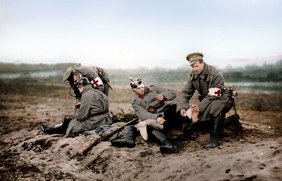 Персонал Красного Креста возле раненых. Первая мировая война