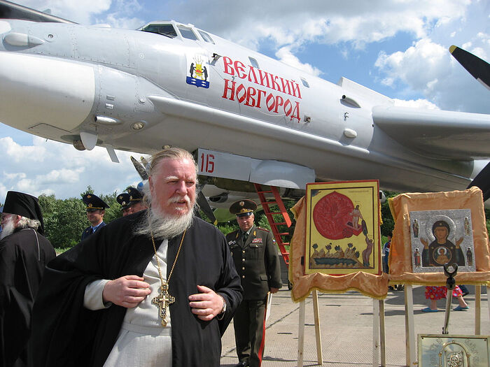 Протоиерей Димитрий Смирнов у самолета ТУ-95МС «Великий Новгород»