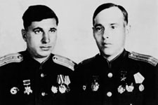 Герой Советского Союза полковник Павел Петрович Глазков (справа) и полковник Семен Порфирьевич Чугуев. Фотография 1943 года.